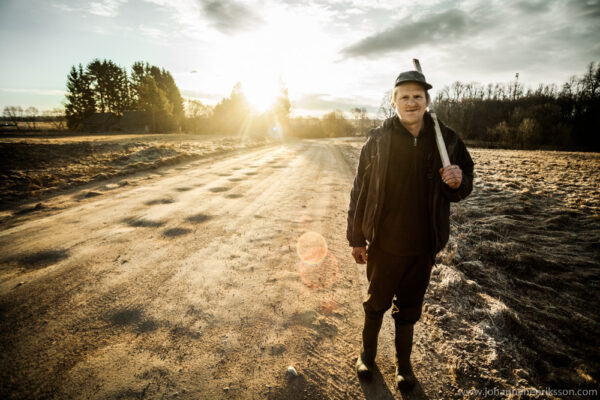 Man on his way to work. Eastern Latvia.Foto fotograf Johanna Henriksson.